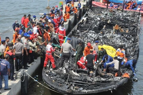 Indonesia: Arrestan a capitán de ferry tras incendio mortal 