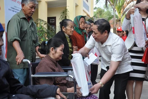 Vietnam ofrece asistencias a familias y niños pobres por Año Nuevo Lunar 