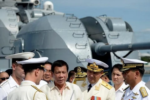 Presidente de Filipinas visita buque de guerra ruso