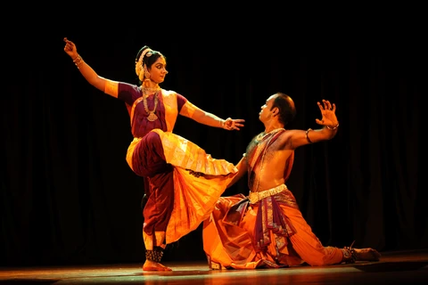 Abren en Hanoi clase gratuito de danza tradicional india