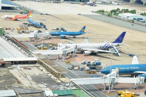 Impulsan cooperación entre autoridades aeroportuarias de Vietnam y Francia
