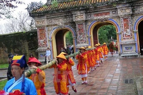 Celebran rito milenario en ocasión del Tet en ciudadela imperial de Hue