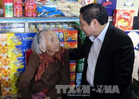 Dirigentes partidistas de Vietnam visitan varias localidades en ocasión de Tet 