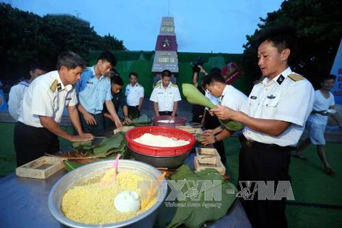 Felicitan a pobladores y militares de Truong Sa en ocasión del Tet