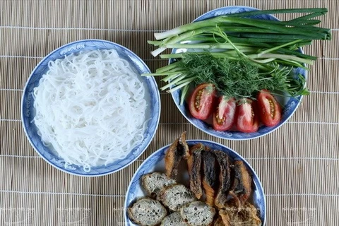 Sopa de fideos de arroz con pescado en Hai Phong 
