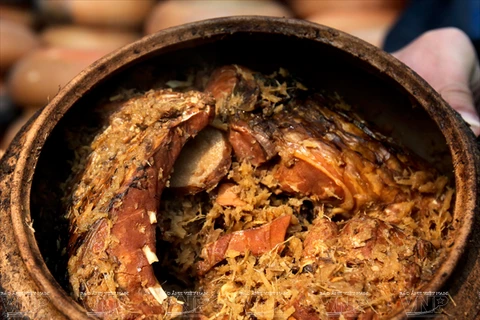 Famoso pescado cocinado a fuego lento de Dai Hoang