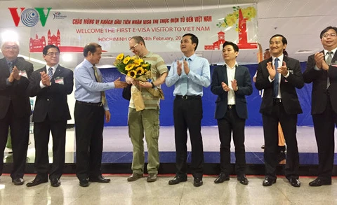 Ciudad Ho Chi Minh recibe a primer turista con visado electrónico