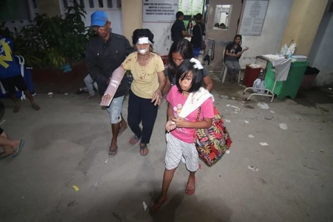 Terremoto deja cuatro muertos y centenar de heridos en Filipinas