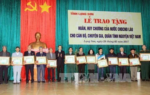 Laos honra a combatientes voluntarios vietnamitas