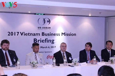Empresas estadounidenses comprometidas a invertir a largo plazo en Vietnam