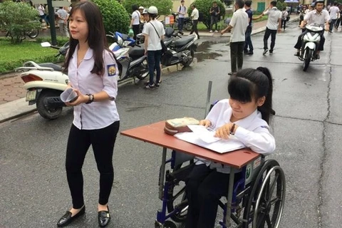 Expremier de Japón obsequia sillas de ruedas a víctimas de Agente Naranja