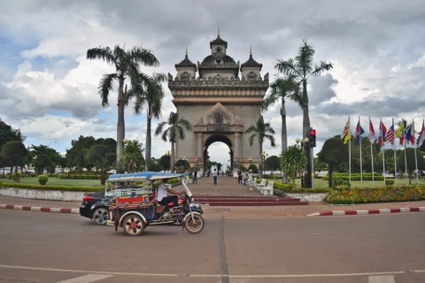 Laos impulsará desarrollo de infraestructura de transporte 