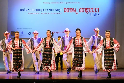 Efectúan velada de músicas y danzas populares de Rumania en Vietnam