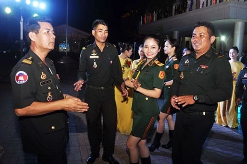 Oficiales jóvenes vietnamitas y camboyanos fortalecen lazos 
