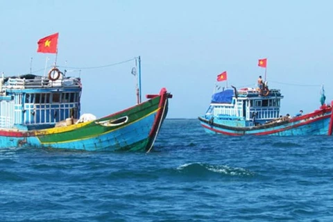 Pescadores vietnamitas rescatados en aguas de Tailandia regresan a casa