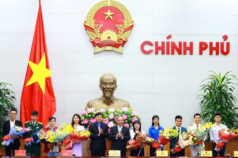Premier vietnamita dialoga con jóvenes nacionales con méritos destacados
