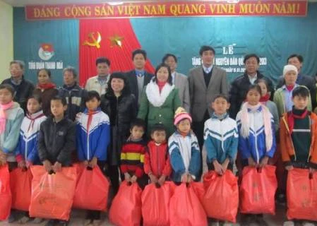 Ofrecen asistencias a alumnos desfavorecidos en provincia de Thanh Hoa