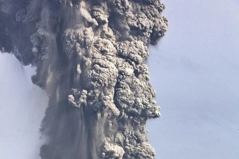 Volcán Sinabung en Indonesia entra en erupción