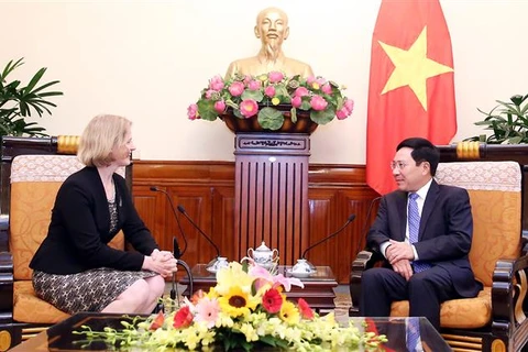 El viceprimer ministro y canciller de Vietnam, Pham Binh Minh, y la embajadora de Nueva Zelanda, Wendy Matthews (Fuente: VNA)