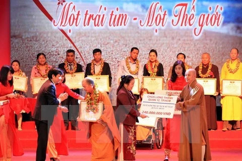 Provincia vietnamita presenta regalos a discapacitados