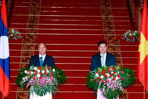Vietnam y Laos acordaron dar máxima prioridad al fomento de nexos bilaterales