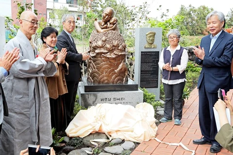 Develan en Sudcorea estatua de arrepentimiento por atrocidades en guerra de Vietnam