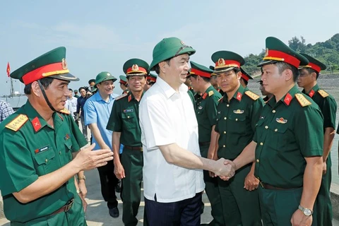 Presidente visita las fuerzas armadas de provincia costera de Nghe An