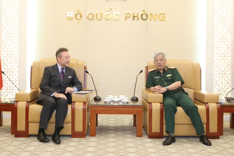 Viceministro de Defensa de Vietnam sostiene encuentro con embajador checo