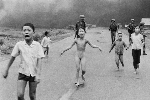 Nick Ut dona la foto “La niña del napalm” al Museo de la Mujer de Vietnam