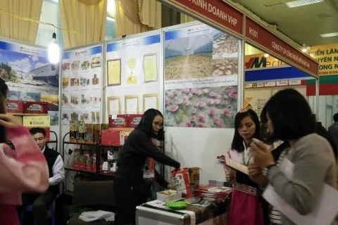 Gran surtido de productos tailandeses en feria en Vietnam