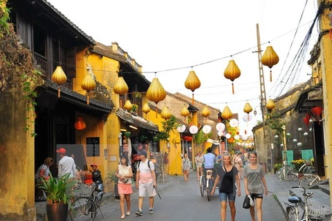 Hoi An honra a turista extranjero número 10 millones en 2017