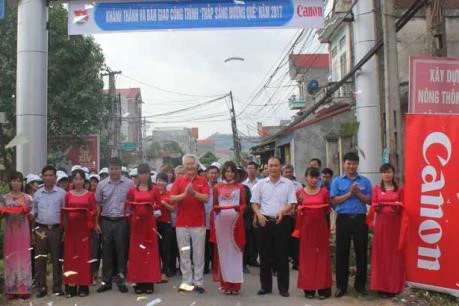 Canon ayuda a iluminar caminos en provincias vietnamitas