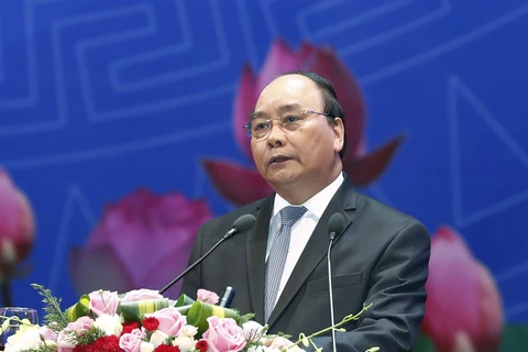 Primer ministro de Vietnam dialoga con la comunidad empresarial