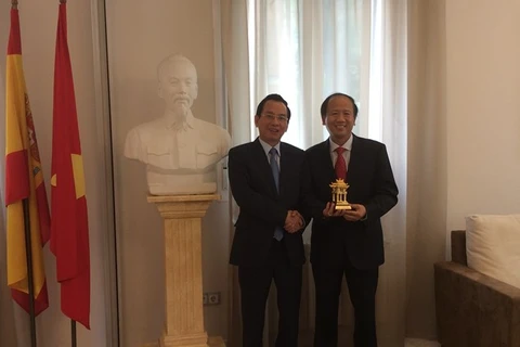 Funcionarios de Hanoi visitan Suiza y España