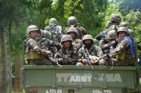 Dos mil civiles permanecen atrapados en combates con insurgentes en Filipinas
