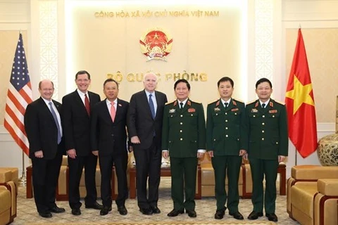 El ministro de Defensa de Vietnam, general Ngo Xuan Lich, recibe a una delegación del Comité de las Fuerzas Armadas del Senado de Estados Unidos, encabezada por su presidente, John McCain