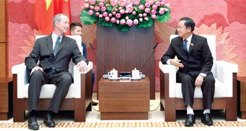 Dirigente vietnamita confía en mayor cooperación en defensa con EE.UU.