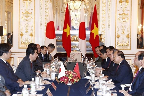 Los primeros ministros Nguyen Xuan Phuc y Shinzo Abe llegaron hoy a un consenso sobre las grandes orientaciones y medidas específicas para impulsar la asociación estratégica profunda y amplia Vietnam- Japón de una manera más integral, práctica y efectiva