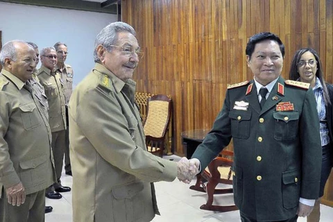 Recibe presidente cubano al ministro de Defensa de Vietnam
