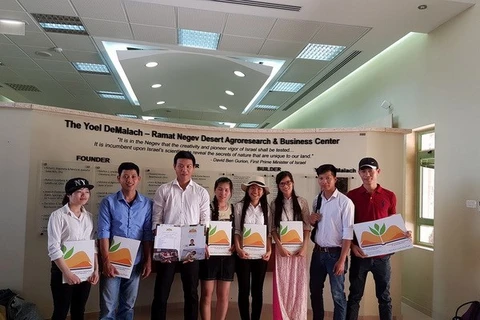 Estudiantes vietnamitas aprenden la agricultura avanzada de Israel 