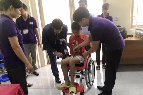 Embajada de Israel dona sillas de ruedas a niños discapacitados en Vietnam