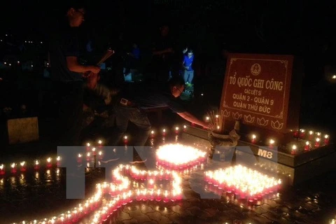 Vietnam honra a mártires y héroes de guerra con ceremonias de encendido de velas 
