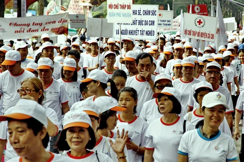 Caminan vietnamitas por víctimas de Agente Naranja/Dioxina