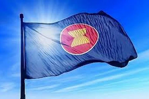Laos y Camboya izan banderas de ASEAN en saludo al 50 aniversario de fundación del bloque