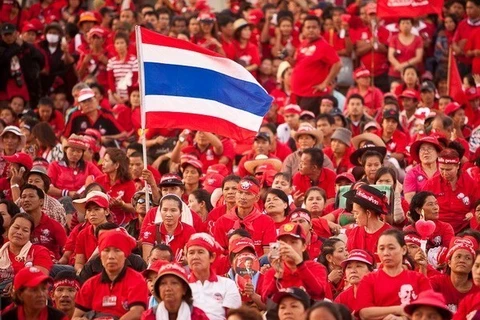 Tailandia: canal televisivo del grupo político “Camisas Rojas” obligado a suspender su operación 