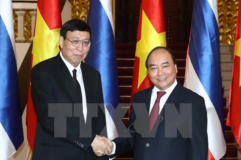 Premier Xuan Phuc propone equilibrar balanza comercial Vietnam-Tailandia