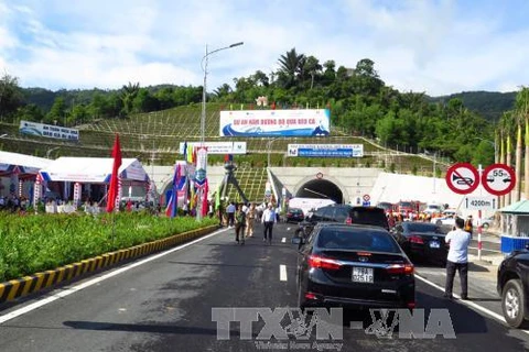 Ponen en funcionamiento túnel que une a provincias centrales de Vietnam