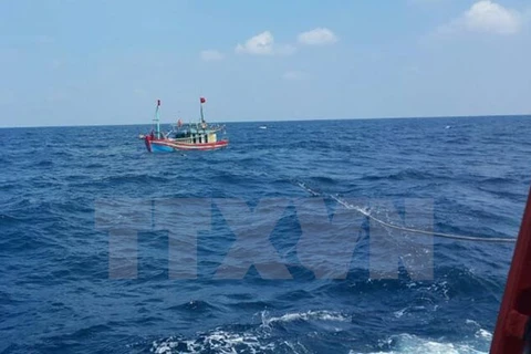 Rescatan a pescadores vietnamitas accidentados en el mar