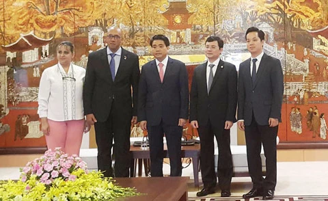 Dirigente de Hanoi recibe al embajador de Cuba en Vietnam