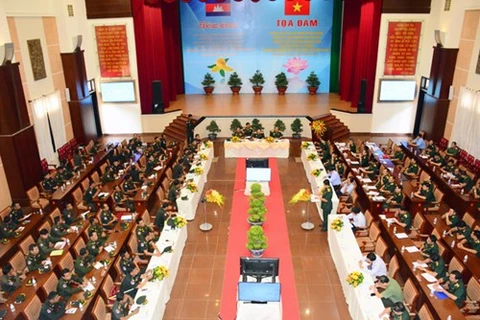 Oficiales jóvenes de Vietnam y Camboya sostienen intercambio